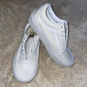 Vans women’s canvas true white lace up shoe! (Size 6)